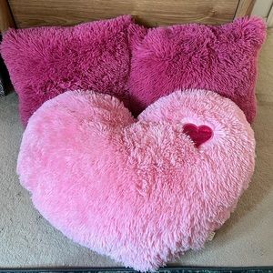 💕BRAND NEW FLUFFY PILLOWS💕
